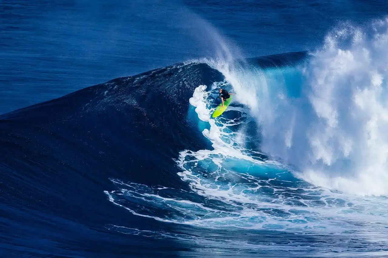 Ile kosztuje surfing? Realne koszty nauki, sprzętu i wyjazdu na fale
