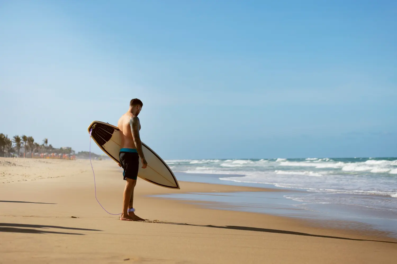 Surfing solo czy surfing w grupie – co daje obóz?