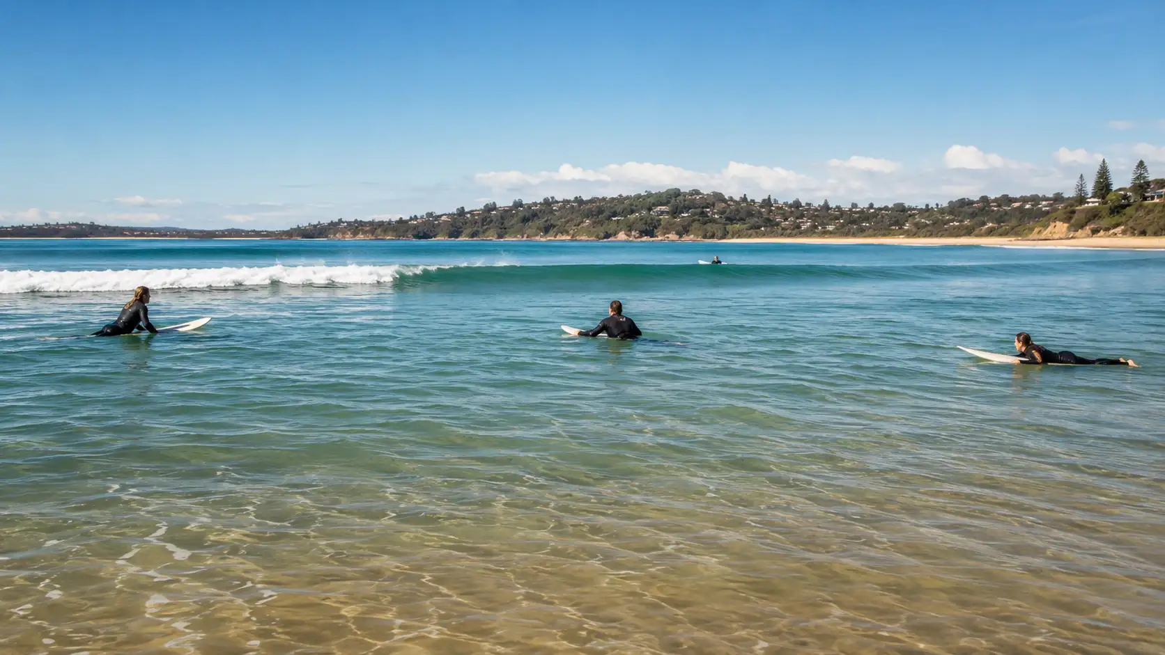 Kiedy są najlepsze warunki do nauki surfingu?