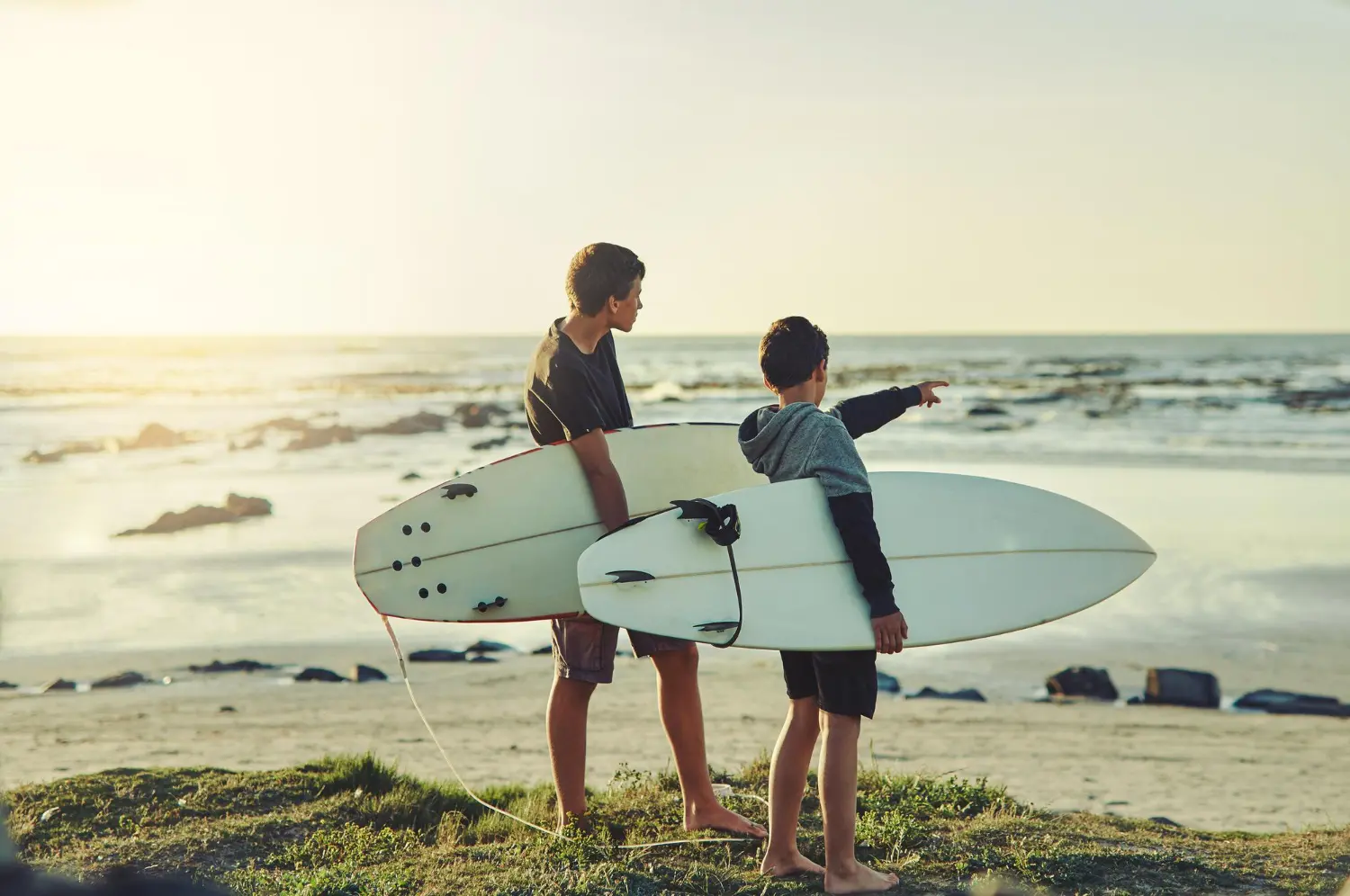 Gdzie surfować zimą? Kierunki dla początkujących i bardziej doświadczonych surferów